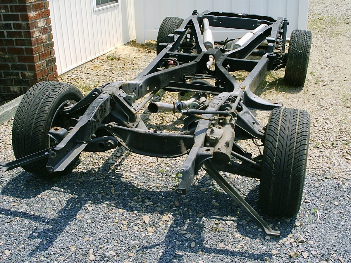 Bare frame with front suspension and steering box in place, the crossmember area where engine mounts land. Photo: Christopher Ziemnowicz (CZmarlin), CC BY-SA 2.5, via Wikimedia Commons